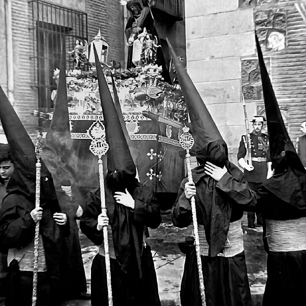 Nazarenos durante la cofradía con el Señor del Gran Poder detrás