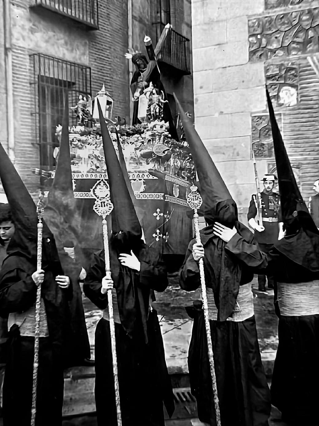 Nazarenos durante la cofradía con el Señor del Gran Poder detrás